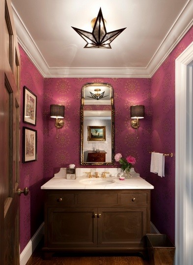 Różowa tapeta w łazience, fot.: Peabody`s Interiors