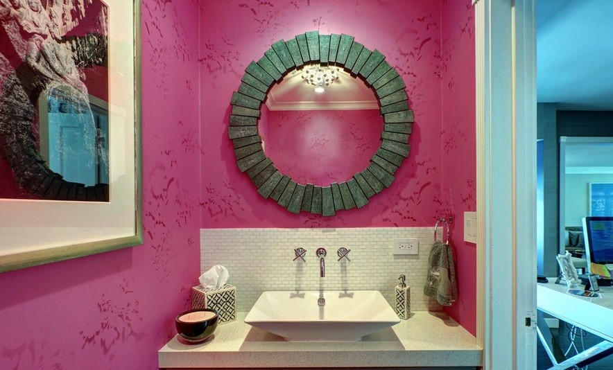 Różowa ściana w łazience, fot.: Tracie Butler Interior Design