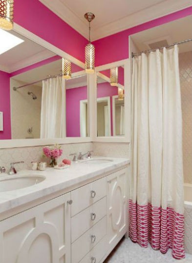 Różowa ściana w łazience, fot.: Artistic Designs for Living