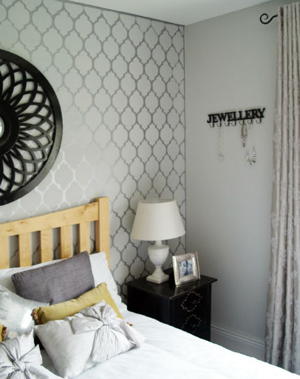 ŚCIANY ZŁOTE CZY SREBRNE: oba to kolory luksusu, bogactwa i władzy