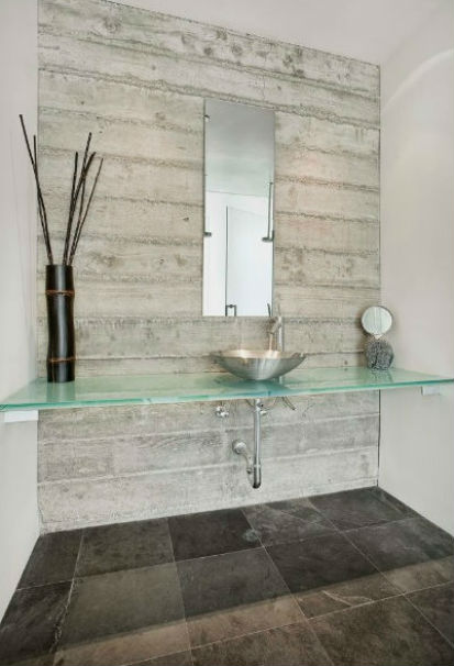 Szara, betonowa ściana w łazience, fot.: Quezada Architecture