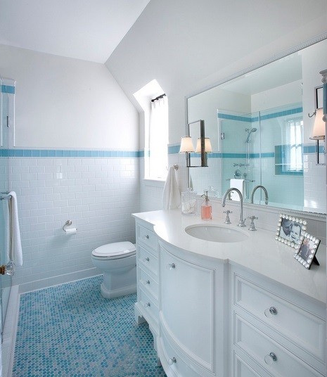 Turkusowa podłoga w łazience, fot.: Candelaria Design Associates