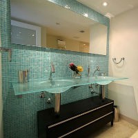 turkusowa sciana lazienka glass%20tile%20warehouse