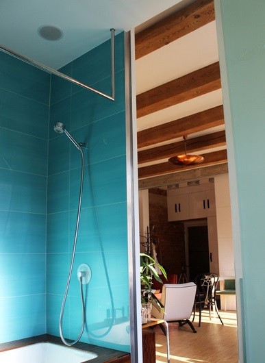 Turkusowe płytki w łazience, fot.: Marton Hulala