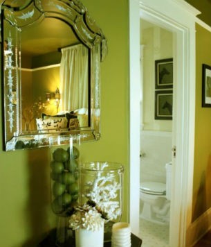 Zielona ściana w łazience, fot.: Garrison Hullinger Interior Design