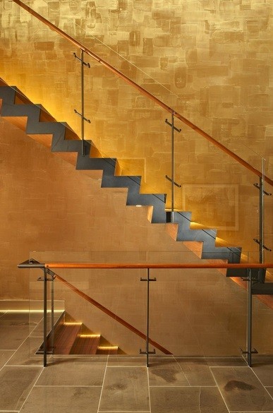 ŚCIANY ZŁOTE CZY SREBRNE: oba to kolory luksusu, bogactwa i władzy