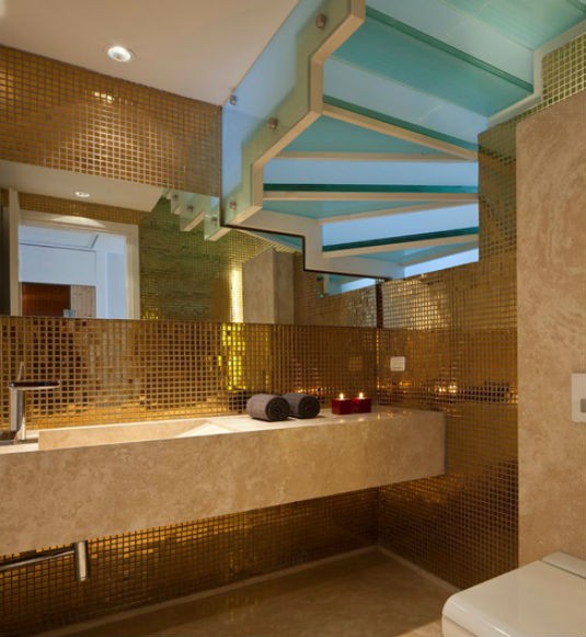 ŚCIANY ZŁOTE CZY SREBRNE: oba to kolory luksusu, bogactwa i władzy