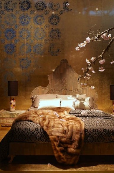 ŚCIANY ZŁOTE CZY SREBRNE: oba to kolory luksusu, bogactwa i władzy