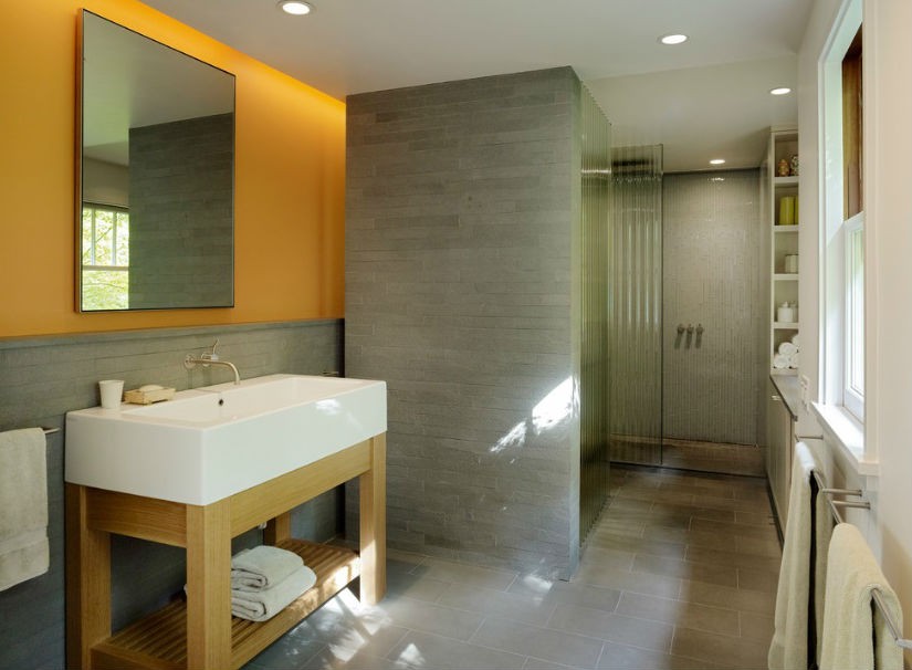 Żółta ściana w łazience, fot.: Buttrick Wong Architects