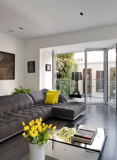 Żółte tulipany w salonie, fot.: Stephen Fletcher Architects