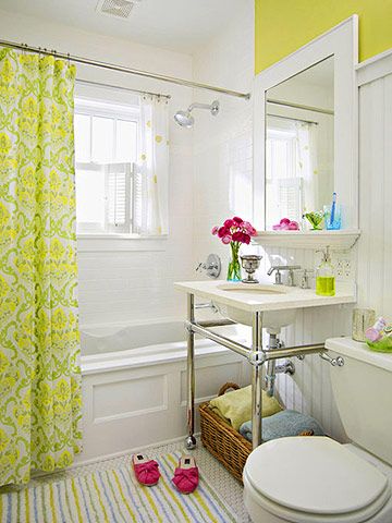 Żółta ściana w łazience, fot.: bhg.com