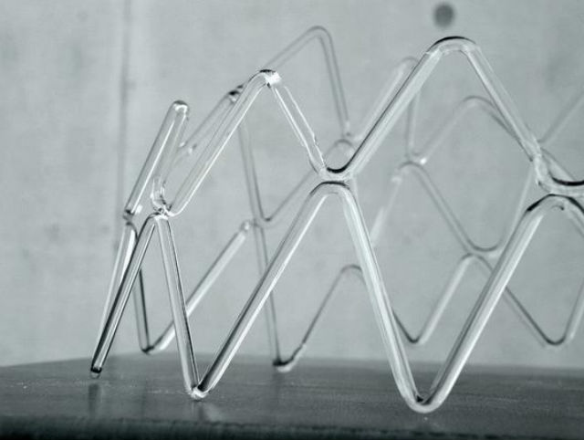 Ażurowe kopuły ze szklanych pręt&oacute;w jako podpory dla roślin