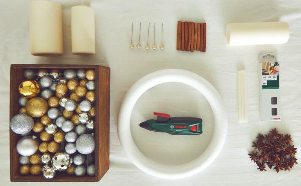 Wianek bożonarodzeniowy z bombek - jak go zrobić?