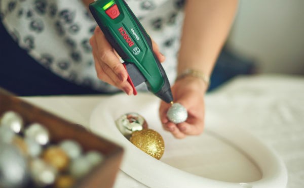 Wianek bożonarodzeniowy z bombek - jak go zrobić?