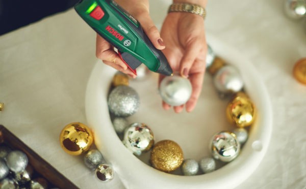 Wianek bożonarodzeniowy z bombek - jak go zrobić?