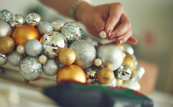 Wianek bożonarodzeniowy z bombek - jak go zrobić?