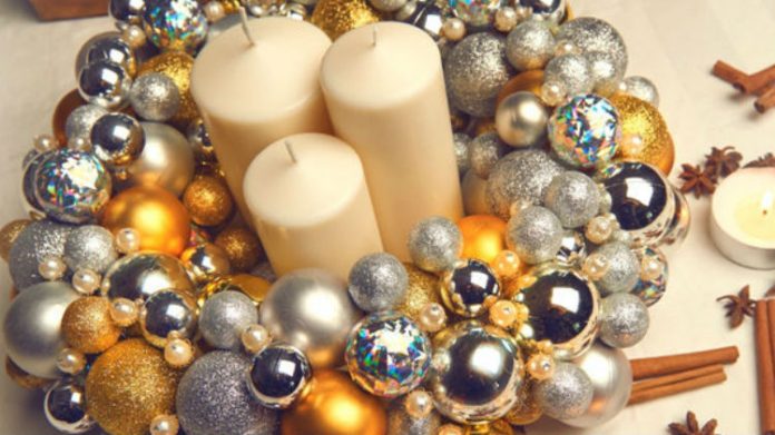 Wianek bożonarodzeniowy z bombek