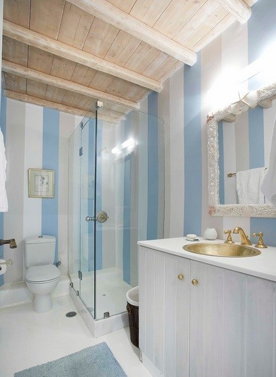 Bielone meble w łazience, fot.: Mykonos Panormos Villas Bielone meble w łazience, fot.: Mykonos Panormos Villas