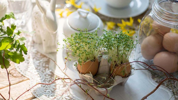 Jak udekorować st&oacute;ł wielkanocny? fot.: westwing.pl