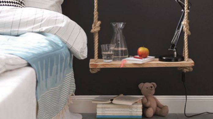 Wisząca p&oacute;łka nocna - rozwiązanie nie zajmujące miejsca