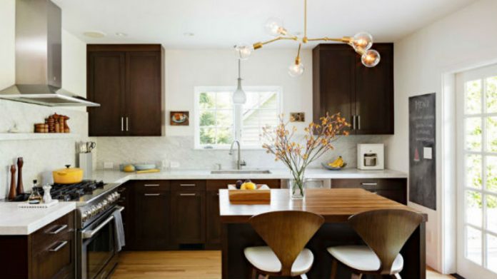 Biała ściana w kuchni, fot.: Risaboyer