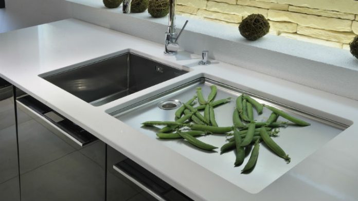 Biały blat w kuchni - czy to praktyczne rozwiązanie?