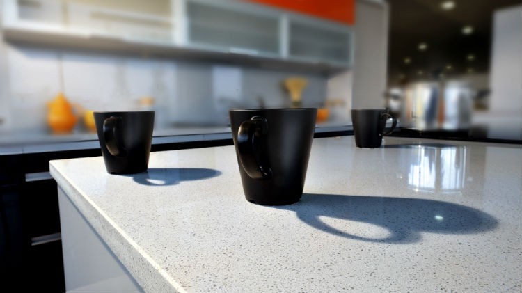 Biały blat w kuchni - czy to praktyczne rozwiązanie? 