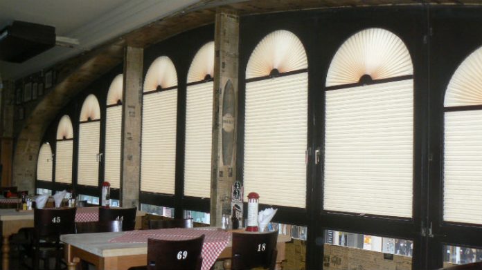 Rolety plisowane - praktyczna i elegancka aranżacja okna