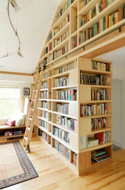 Półki na książki zainstalowane na korytarzu, źródło: Don Welch Architecture