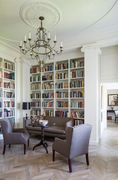 Półki na książki we wnęce, źródło: Mary Hickey Interiors