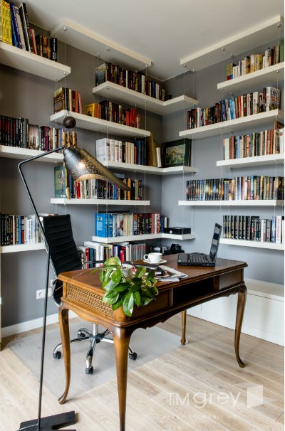 Nietypowo rozmieszczone półki na książki, źródło: TiM Grey Projektowanie Wnętrz