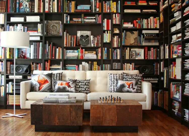 Domowa biblioteczka zajmuje całą ścianę, źródło:Cartoloji