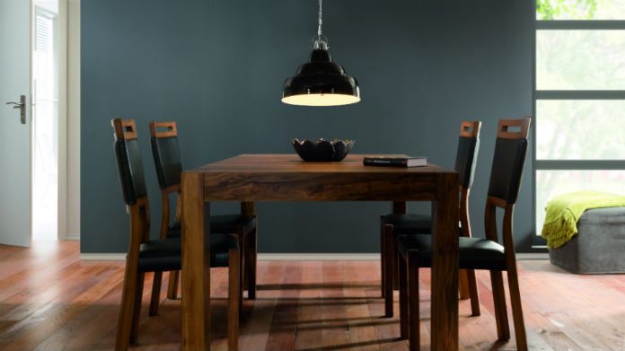 Meble w kolorze naturalnego drewna: jadalnia i kuchnia