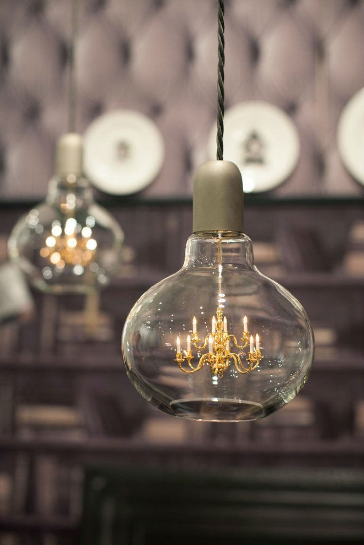 Luksusowe tapety ścienne 5 Ploneres.pl to wypełniony designem sklep, w którym każdy odnajdzie coś wyjątkowego dla siebie, coś czego próżno szukać w zwyczajnych sklepach. Przy pomocy naszych starannie wyselekcjonowanych produktów możesz odmienić praktycznie cały swój dom. Poczynając od ścian, na których mogą pojawić się oryginalne, kolorowe naklejki i ozdobne, luksusowe tapety, poprzez przepiękne, niecodzienne oświetlenie.