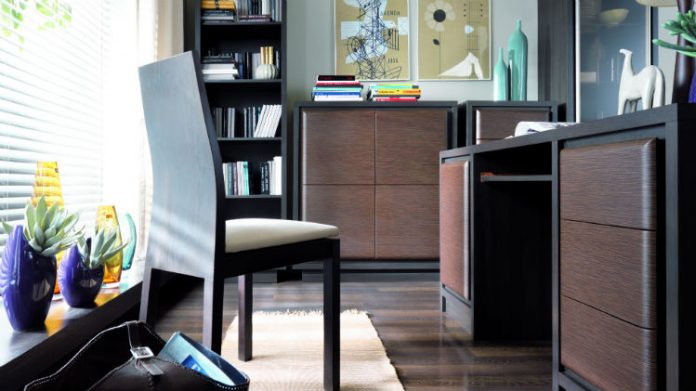 Meble w kolorze naturalnego drewna: przedpok&oacute;j i miejsce do pracy