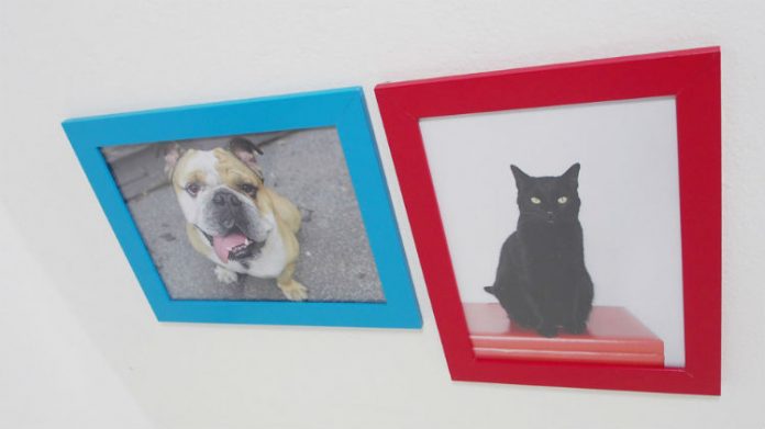 Jak powiesić obraz na skośnej ścianie?