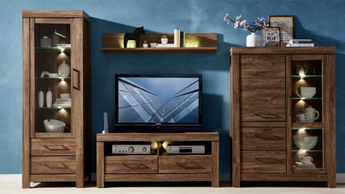 Meble w kolorze naturalnego drewna: salon