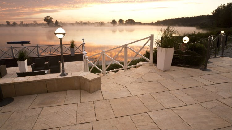 Taras na piętrze - dlaczego warto go wykonać? źr&oacute;dło: Bruk-Bet