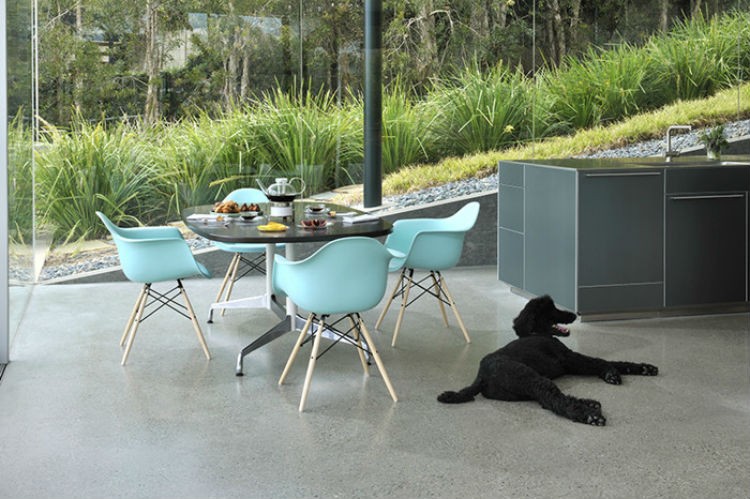 Eames DAW - krzesła z tworzywa z drewnianymi nogami