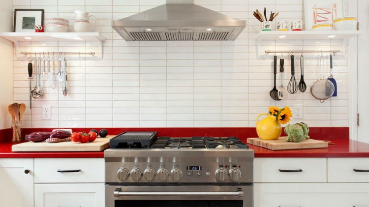 Jak nadać kuchni wyrazistości, lub w prosty i szybki spos&oacute;b zmienić jej wygląd? Naszą propozycją jest wymiana blatu w meblach kuchennych. Na przykład na czerwony blat. 