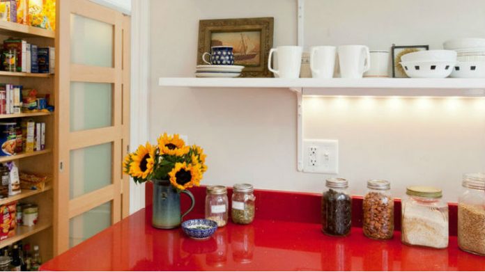 Jak nadać kuchni wyrazistości, lub w prosty i szybki spos&oacute;b zmienić jej wygląd? Naszą propozycją jest wymiana blatu w meblach kuchennych. Na przykład na czerwony blat.