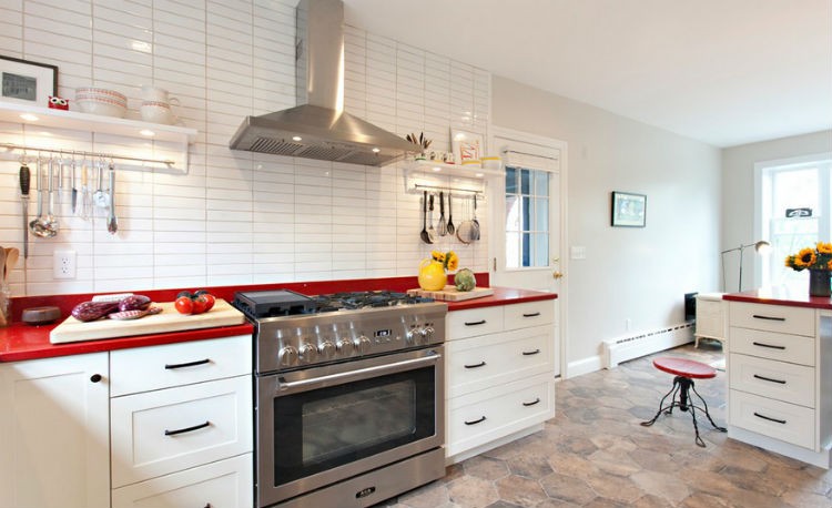 Jak nadać kuchni wyrazistości, lub w prosty i szybki spos&oacute;b zmienić jej wygląd? Naszą propozycją jest wymiana blatu w meblach kuchennych. Na przykład na czerwony blat. 