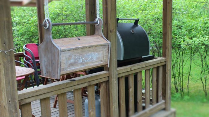Skrzynka na akcesoria do grilla. Jak samemu ją zrobić?
