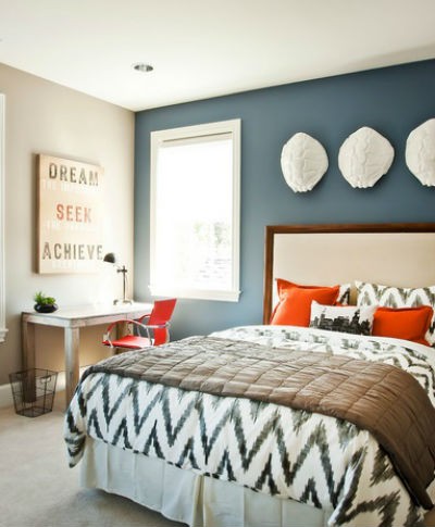 niebieska ściana w sypialni cyndi parker interiors