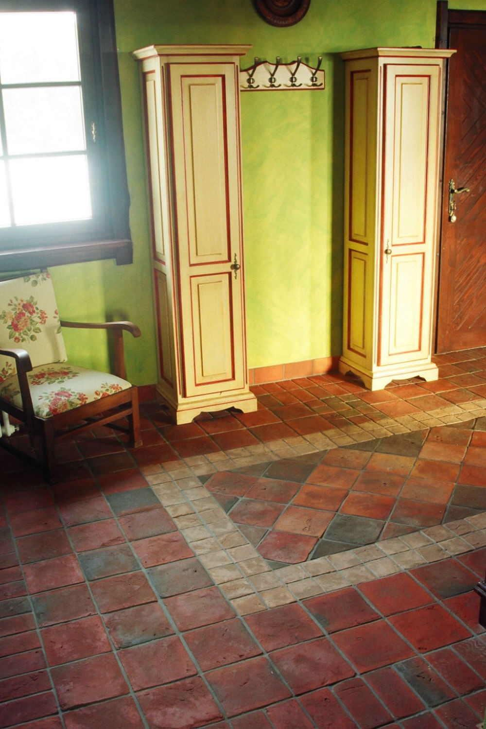 Terakota Gotycka 20x20, inwestor indywidualny, ręcznie formowana płytka z masy klinkierowej, uzupełniona płytkami kremowymi 10x10