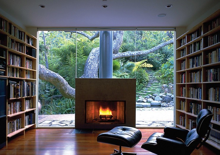 Kominek w nowoczesnym salonie, fot.: Griffin Enright Architects