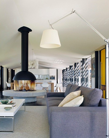 Wiszący kominek w nowoczesnym salonie, fot.: Noxon Giffen