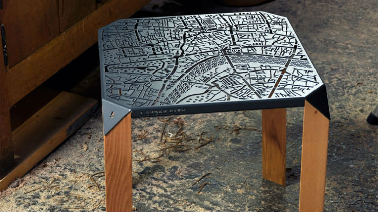 Stołek z wyciętą mapą Londynu