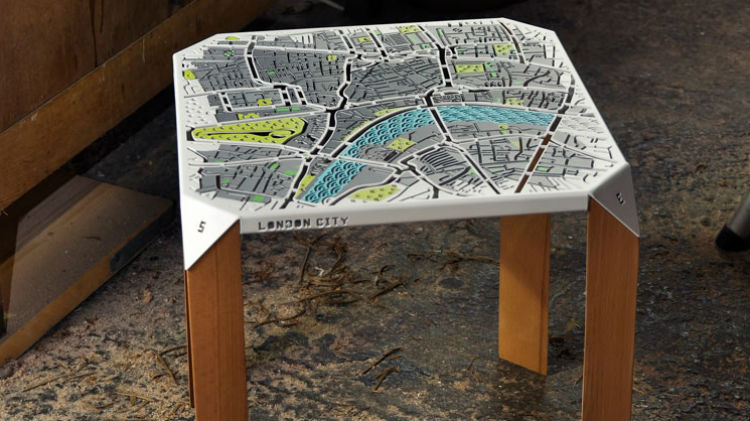 Stołek z wyciętą mapą Londynu