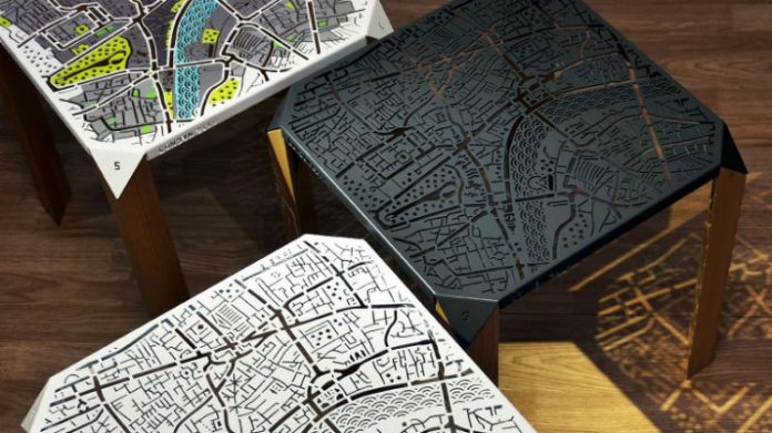 Stołek z wyciętą mapą Londynu